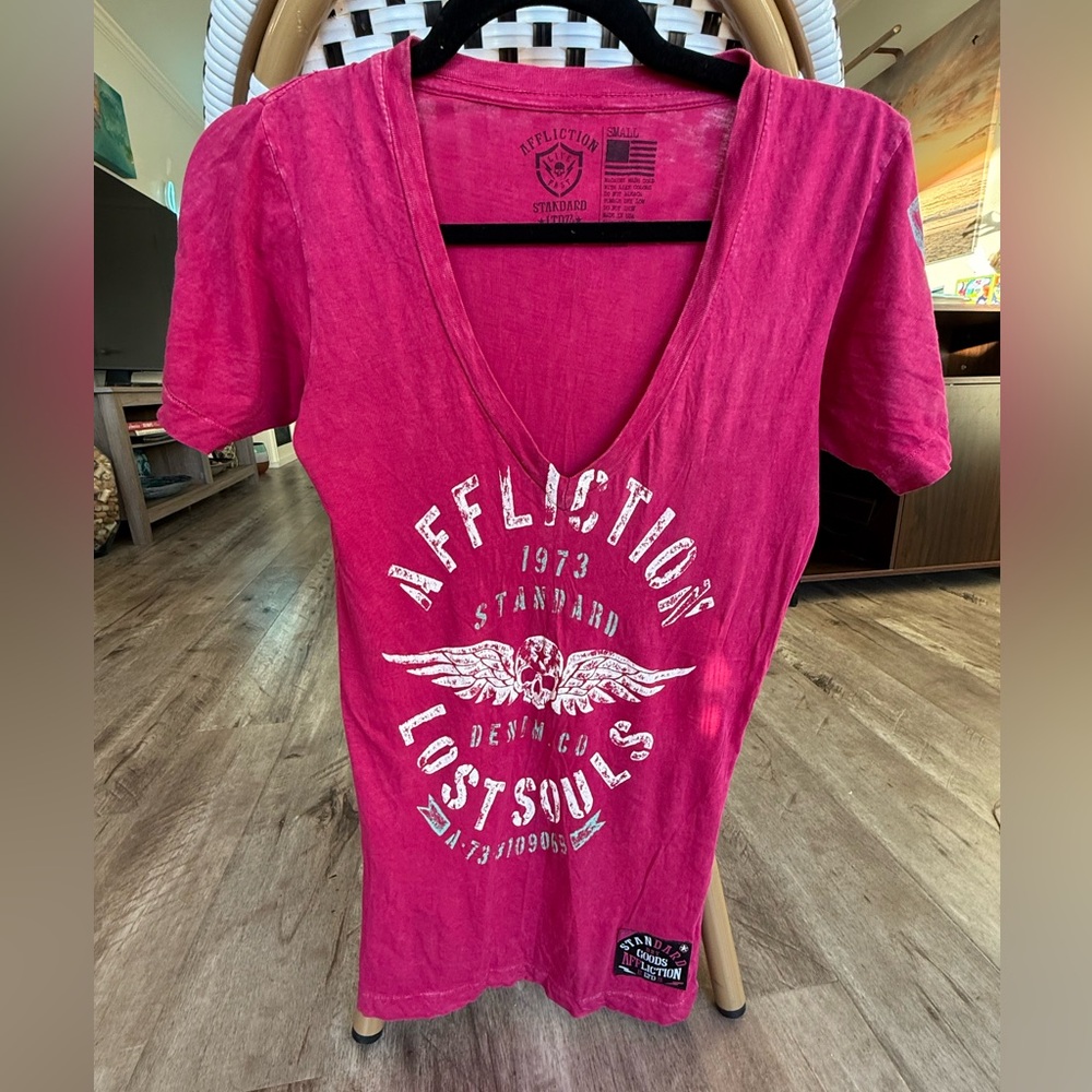 Vintage Y2K Affliction Women's Hot Pink Graphic V-Neck Tee Size Small